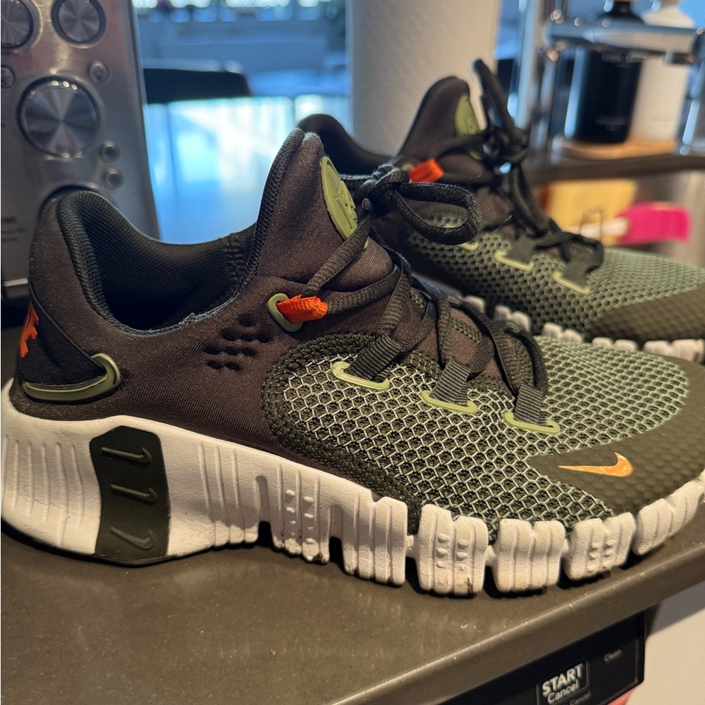 Nike men’s ' Green and Orange Athletic Shoes